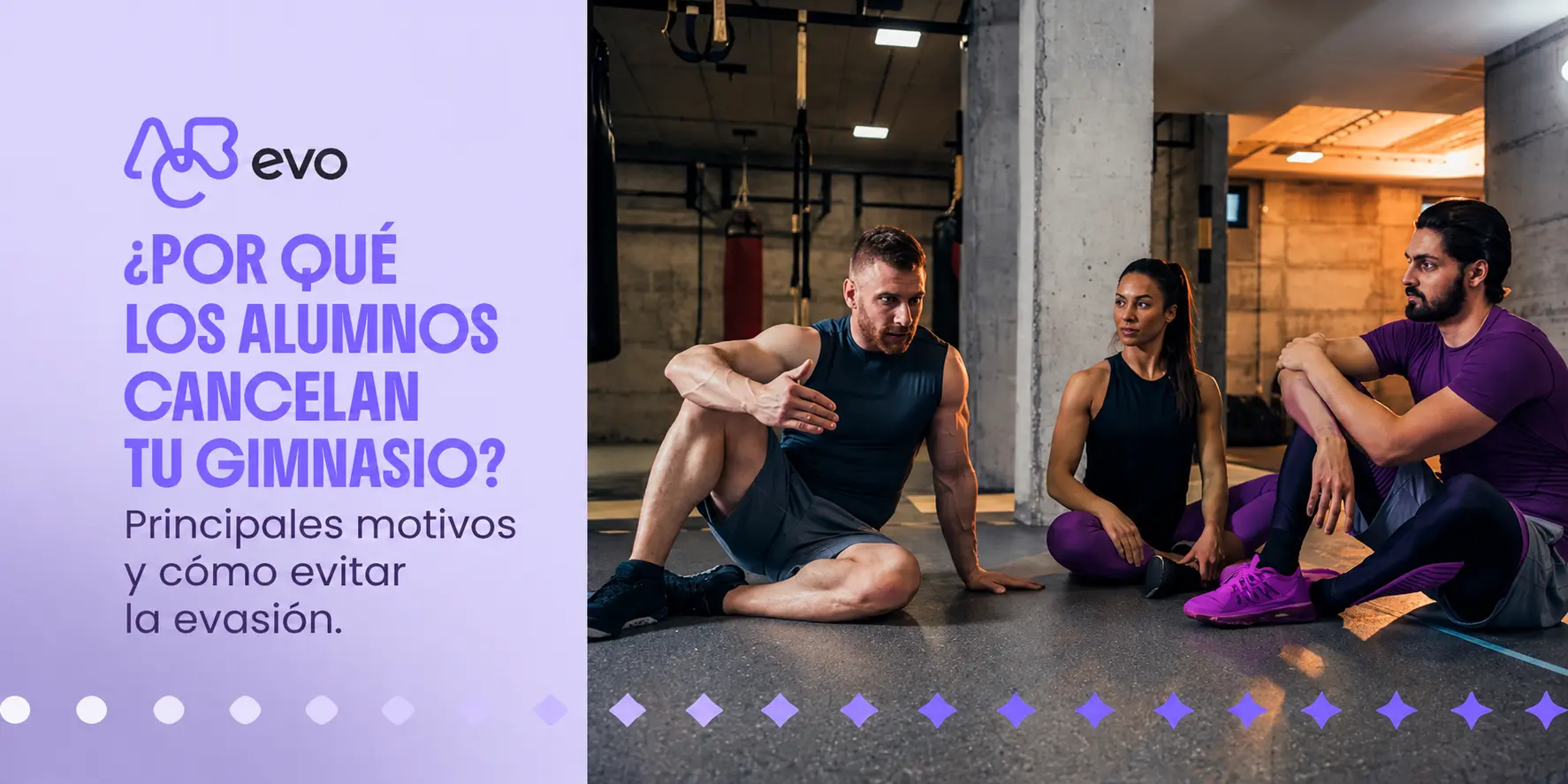 Entrenador conversa con un alumno durante su entrenamiento en el gimnasio.