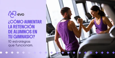 Alumno y entrenadora chocan los puños en un gimnasio, junto al texto «Cómo aumentar la retención de alumnos en tu gimnasio: 10 estrategias que funcionan.