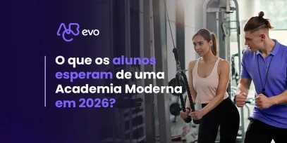 Academia moderna com alunos treinando e foco na experiência do aluno em 2026