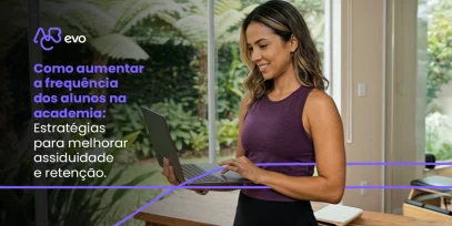 Aluno realizando treino com acompanhamento de professor em academia para aumentar frequência e retenção.